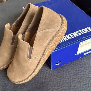 Birkenstock Light Brown Suede Shoes
Brand New!!
Never Worn!!